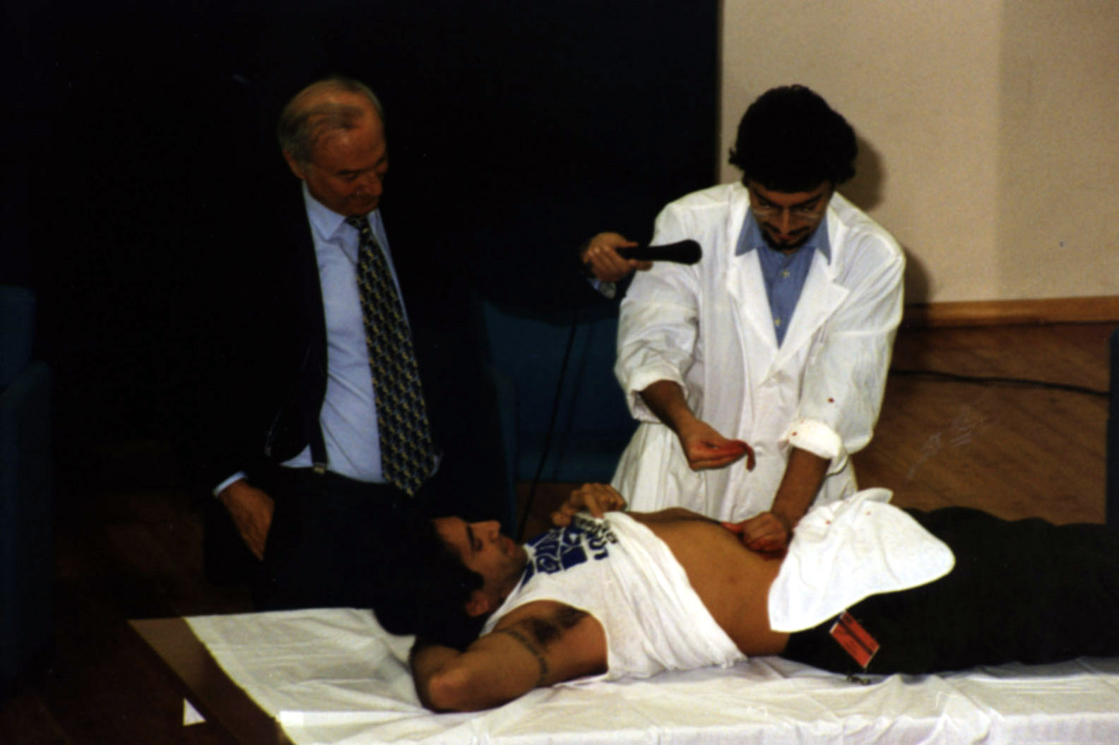 Massimo Polidoro performing psychic surgery with the help of Piero Angela and showing the trick