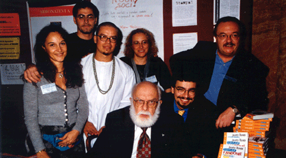 Riccardo Mancini (a destra) con sua moglie Rosalba (al centro), James Randi, Josè Alvarez, Massimo Polidoro e gli amici di Avverbi, Alessandra e Massimiliano